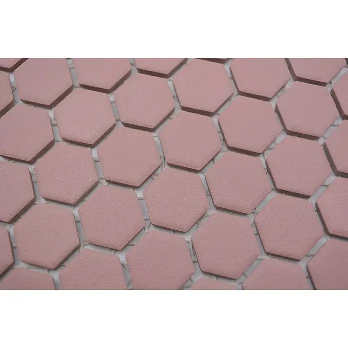 Mosaikfliese Hexagon Uni HX AT24 - 26 x 30 cm, Rot, Matt - Nahaufnahme von rosafarbenen, matten sechseckigen Fliesen, die ein modernes und stilvolles Mosaikmuster bilden.