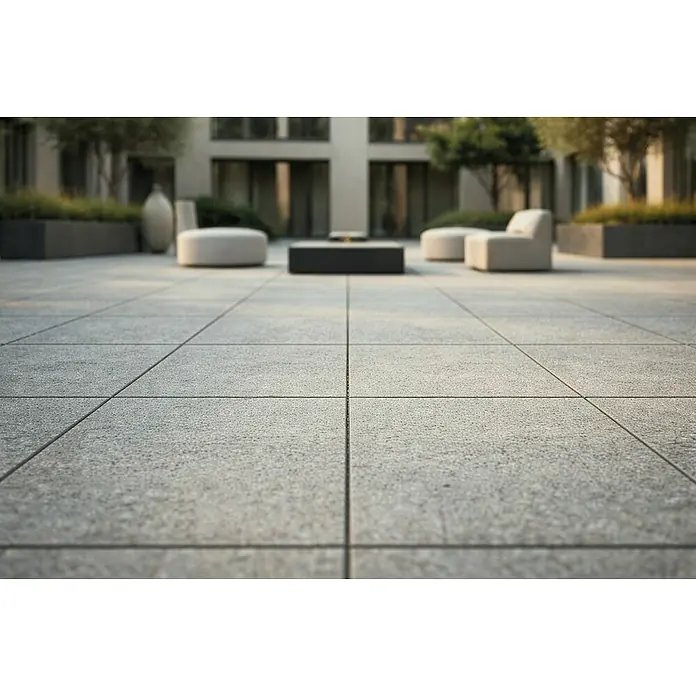 Terrassenfliese Fortezza - 60 x 60 x 2 cm, Montor, Matt - Quadratische hellgraue Terrassenplatten in einem modernen Außenhof.