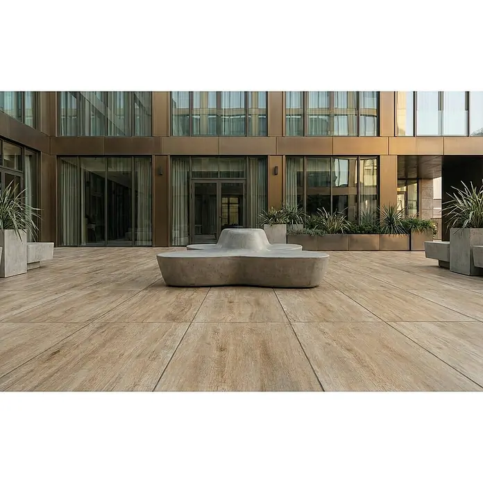 Terrassenfliese Foresta - 40 x 80 x 2 cm, Chiaro, Matt - Organisch geformte hellgraue Beton-Sitzbank für den Außenbereich auf Holzoptik-Terrassenfliesen.