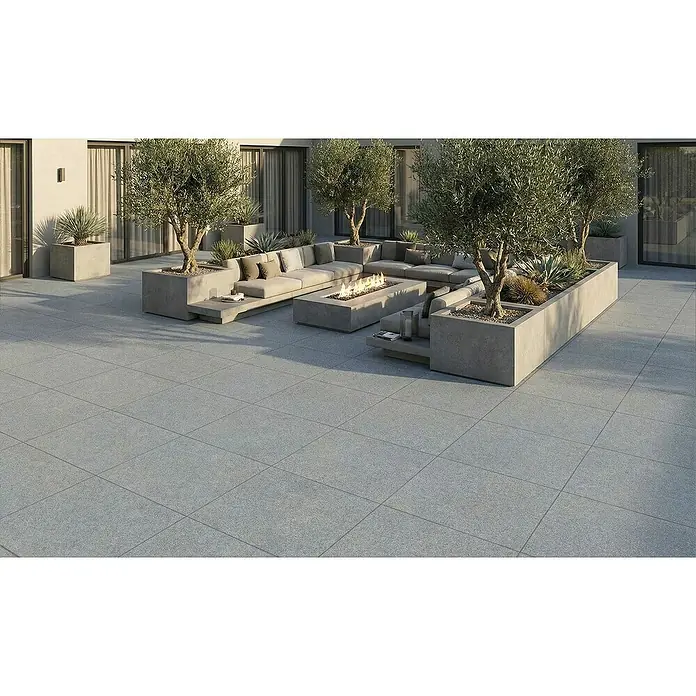 Terrassenfliese Fortezza - 60 x 60 x 2 cm, Diorit, Matt - Große hellgraue quadratische Terrassenfliesen. Die texturierte, matte Oberfläche bietet eine moderne, robuste Bodenlösung für Außenbereiche.