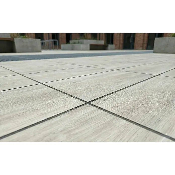 Terrassenfliese Foresta - 40 x 80 x 2 cm, Grigio, Matt - Helle Outdoor-Fliesen in Holzoptik mit dunklen Fugen.