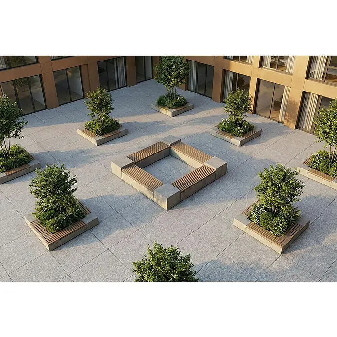 Terrassenfliese Fortezza - 60 x 60 x 2 cm, Montor, Matt - Modulare Sitzgelegenheiten und Pflanzgefäße aus Beton und Holz in einem urbanen Innenhof.