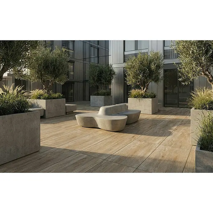 Terrassenfliese Foresta - 40 x 80 x 2 cm, Chiaro, Matt - Organisch geformte graue Betonbank auf einer modernen Außenterrasse, umgeben von Pflanzgefäßen und Bäumen.