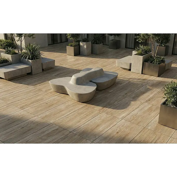 Terrassenfliese Foresta - 40 x 80 x 2 cm, Chiaro, Matt - Hellbraune Outdoor-Fliesen in Holzoptik auf einer Terrasse, mit modernen Betonbänken und Pflanzgefäßen.