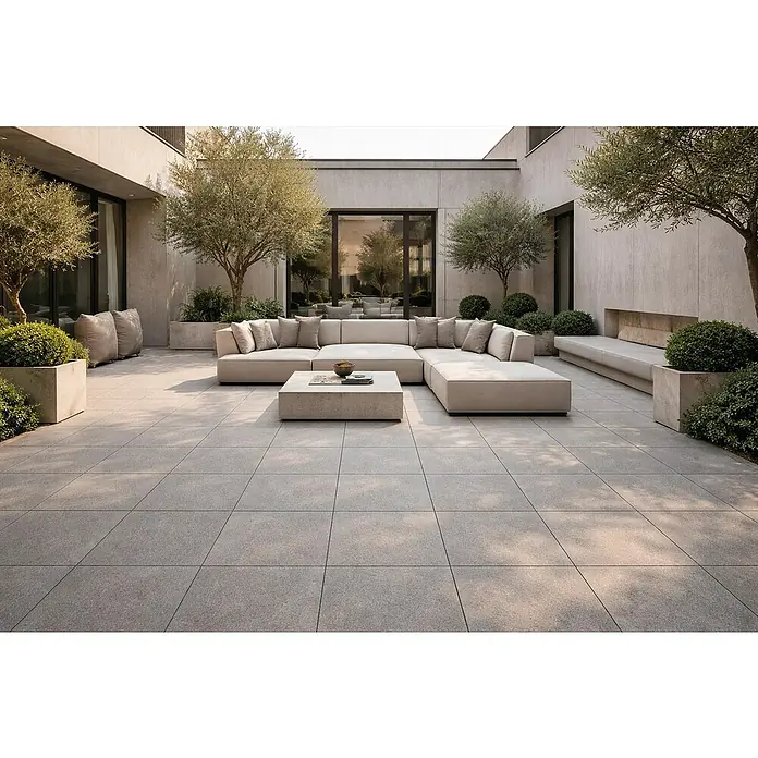 Terrassenfliese Fortezza - 60 x 60 x 2 cm, Diorit, Matt - Große graue Pflasterplatten bilden einen eleganten Terrassenboden mit moderner Bestuhlung.