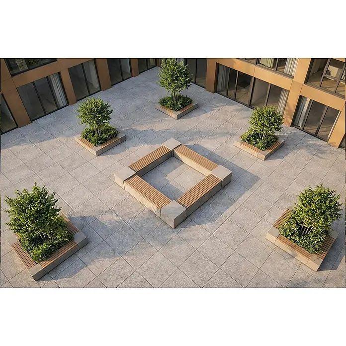Terrassenfliese Fortezza - 60 x 60 x 2 cm, Montor, Matt - Modulare Beton- und Holzbänke mit Bäumen in Pflanzgefäßen in einem modernen Innenhof.