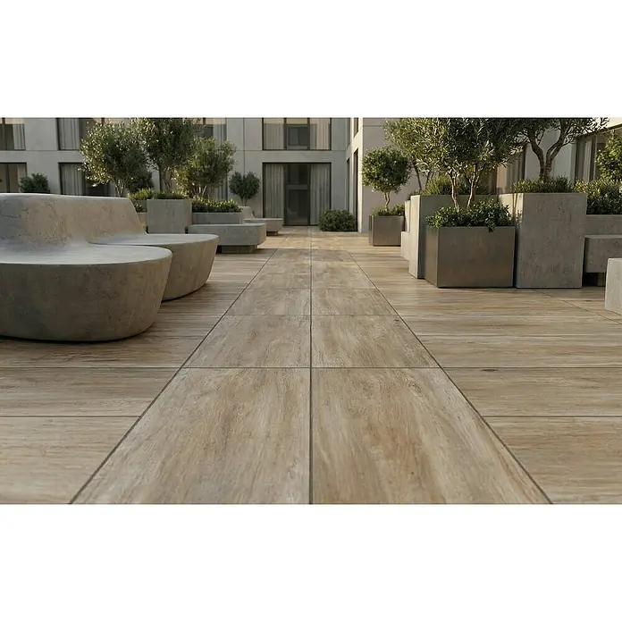 Terrassenfliese Foresta - 40 x 80 x 2 cm, Chiaro, Matt - Außenbereich mit hellen Holzoptik-Bodenfliesen, die einen natürlichen Weg zwischen Betonbänken und Pflanzgefäßen bilden.