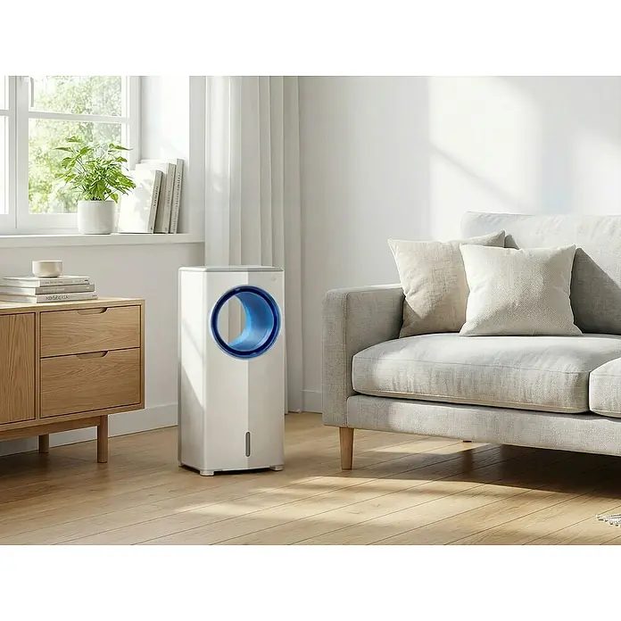 Purline Rafy Climatizador evaporativo 40N - 65 W, Potencia de aire: 470 m³/h, Altura: 73 cm, Blanco - Ventilador de torre blanco con anillo azul, situado en una sala de estar moderna junto a un sofá y un mueble de madera.