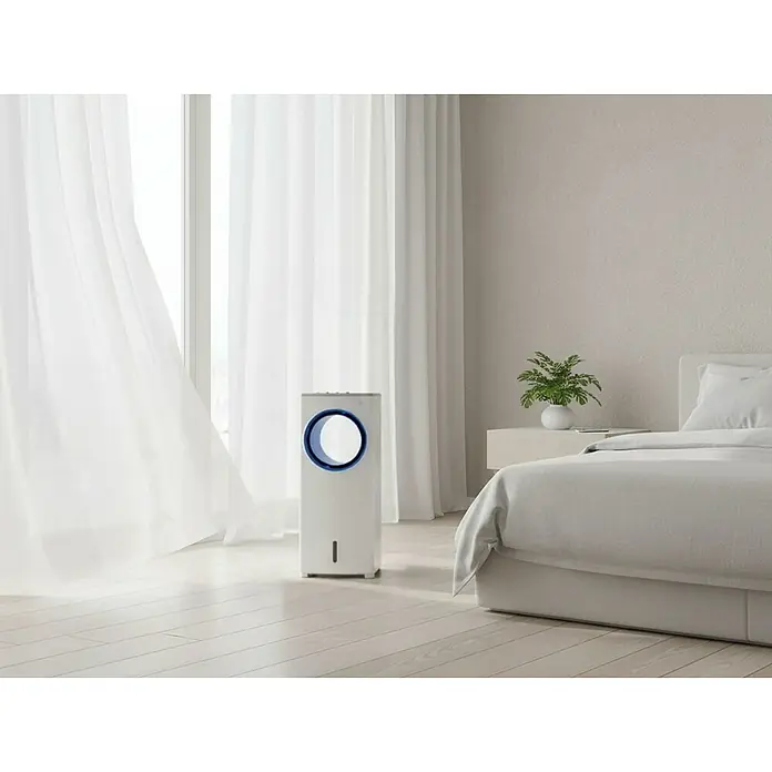 Purline Rafy Climatizador evaporativo 40N - 65 W, Potencia de aire: 470 m³/h, Altura: 73 cm, Blanco - Enfriador de aire portátil blanco con ventilación circular azul, sobre suelo de madera clara en un dormitorio.