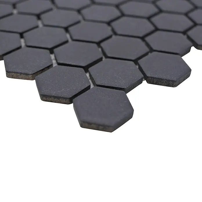 Mosaikfliese Hexagon Uni HX AT29 - 26 x 30 cm, Schwarz, Matt - Nahaufnahme von schwarzen Sechseckfliesen. Diese Mosaikfliesen sind ideal für stilvolle Wand- und Bodengestaltungen.