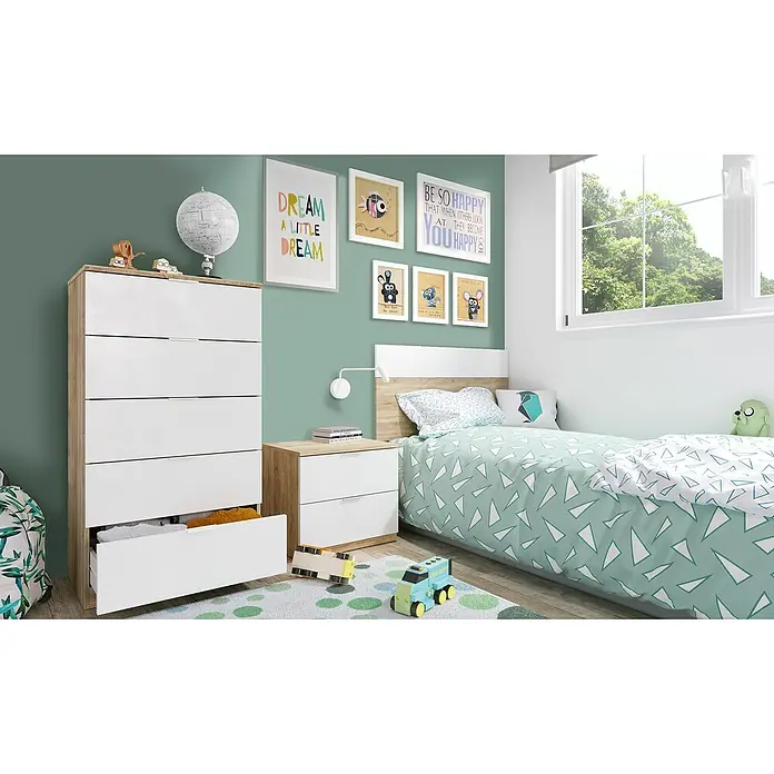 Cabecero de cama y mesita de noche Luca - Roble Canadian/Blanco Artik, 2 pzs. - Muebles de dormitorio infantil: una cómoda y una mesita de noche de madera clara con cajones blancos brillantes, en una habitación acogedora.