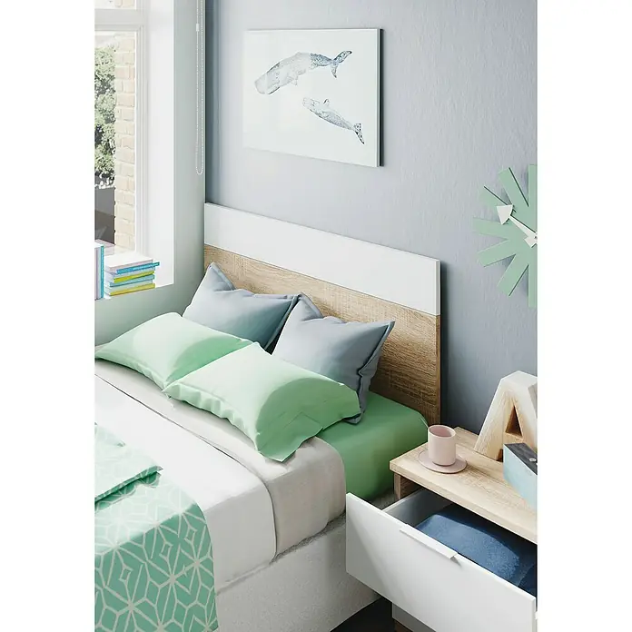 Cabecero de cama y mesita de noche Luca - Roble Canadian/Blanco Artik, 2 pzs. - Dormitorio moderno con cama de cabecero de madera y blanco, ropa de cama verde y azul, y mesita de noche blanca con tapa de madera y cajón abierto.