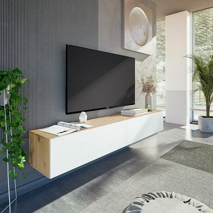 Mueble para TV Kaway - L x An x Al: 34,5 x 180 x 28 cm, Roble Nodi/Blanco Artik - Mueble de TV flotante moderno con armarios blancos y encimera de madera clara, con un televisor en la sala de estar.