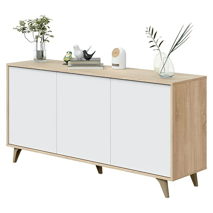 Aparador Kikua Plus - L x An x Al: 40 x 154 x 75 cm, Roble Canadian/Blanco Artik, Número de puertas: 3 ud. - Aparador de madera clara y blanco con tres puertas, patas cónicas y objetos decorativos.