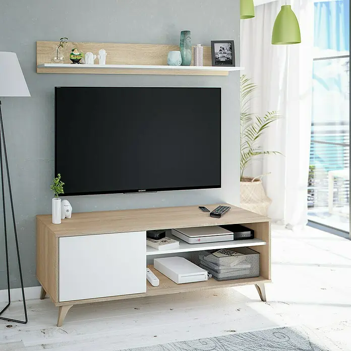 Mueble para TV con estante Kikua Plus - Roble Canadian/Blanco Artik, 2 pzs. - Mueble de TV moderno y estante flotante de pared en madera clara y blanco, con TV y dispositivos multimedia en el salón.