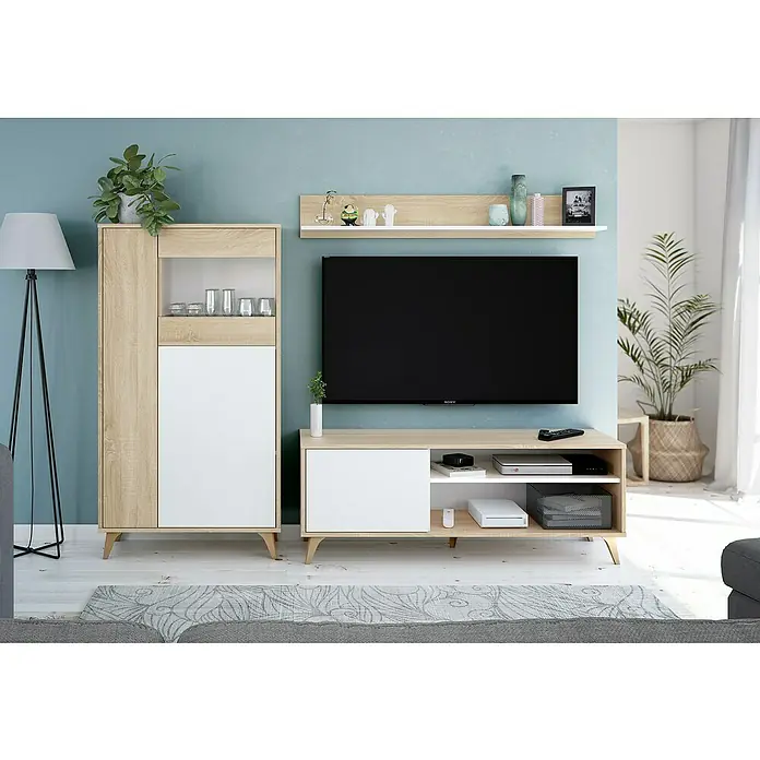 Mueble para TV con estante Kikua Plus - Roble Canadian/Blanco Artik, 2 pzs. - Conjunto de salón moderno con mueble de TV de madera clara y blanco con compartimentos de almacenamiento y vitrina alta a juego, ante una pared azul verdoso.