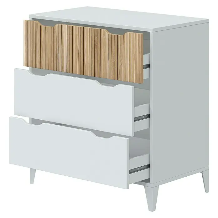Cómoda Noite - L x An x Al: 40 x 70,5 x 76 cm, Blanco Artik/Natur, Número de cajones: 3 ud. - Cómoda blanca con cajón superior de madera clara laminada. Dos cajones blancos inferiores con tiradores ondulados integrados están parcialmente abiertos.
