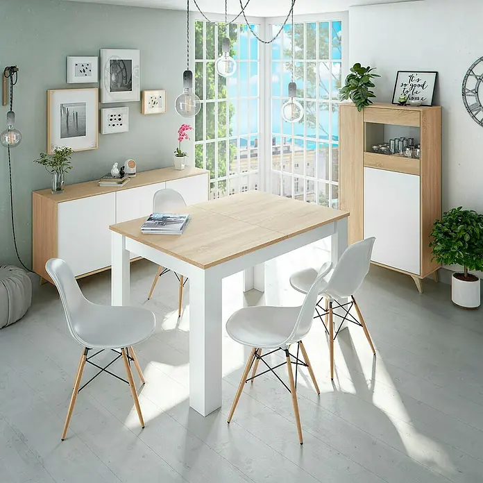 Aparador Kikua Plus - L x An x Al: 40 x 154 x 75 cm, Roble Canadian/Blanco Artik, Número de puertas: 3 ud. - Mesa de comedor de roble claro y blanco con cuatro sillas blancas en un comedor moderno.