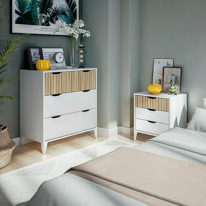 Cómoda Noite - L x An x Al: 40 x 70,5 x 76 cm, Blanco Artik/Natur, Número de cajones: 3 ud. - Cómoda blanca y mesita de noche a juego con frentes de cajón de lamas de madera en un dormitorio moderno.