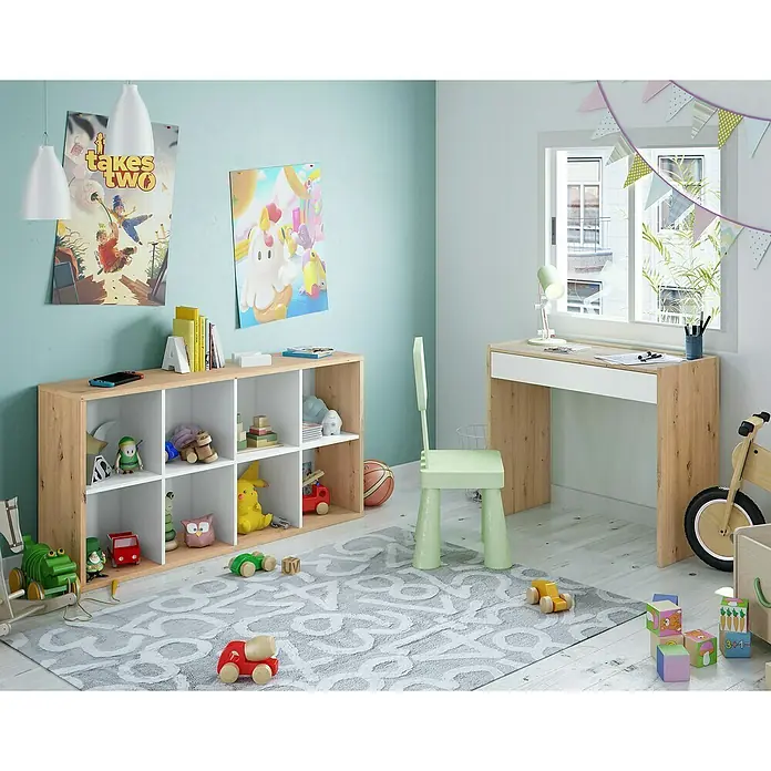 Estantería de madera Noa - L x An x Al: 33 x 71,5 x 137 cm, Roble Nodi/Blanco Artik, Vertical/Horizontal - Habitación infantil luminosa con estantería de madera clara, escritorio a juego y silla verde claro, llena de juguetes.