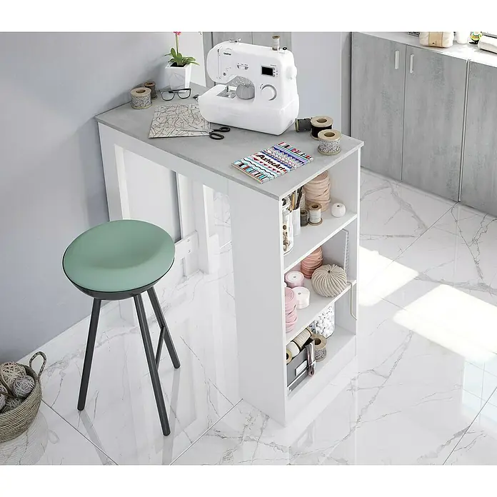 Armario multiusos de madera Tidy - L x An x Al: 37 x 80 x 182 cm, Blanco Artik/Cemento - Mesa de manualidades blanca y gris con estantes de almacenamiento y un taburete verde menta, perfecta para coser.