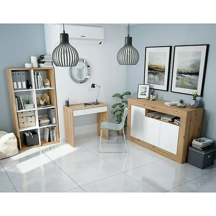 Estantería de madera Noa - L x An x Al: 33 x 71,5 x 137 cm, Roble Nodi/Blanco Artik, Vertical/Horizontal - Oficina moderna con muebles de madera clara y blancos: estantería, escritorio y aparador. Diseño elegante y organizado.