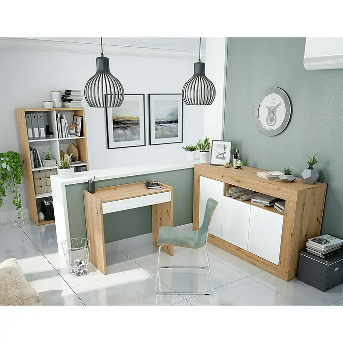 Estantería de madera Noa - L x An x Al: 33 x 71,5 x 137 cm, Roble Nodi/Blanco Artik, Vertical/Horizontal - Oficina en casa moderna con muebles modulares de madera clara y blanca: escritorio, estantería alta y mueble bajo de almacenamiento, con plantas y decoración.