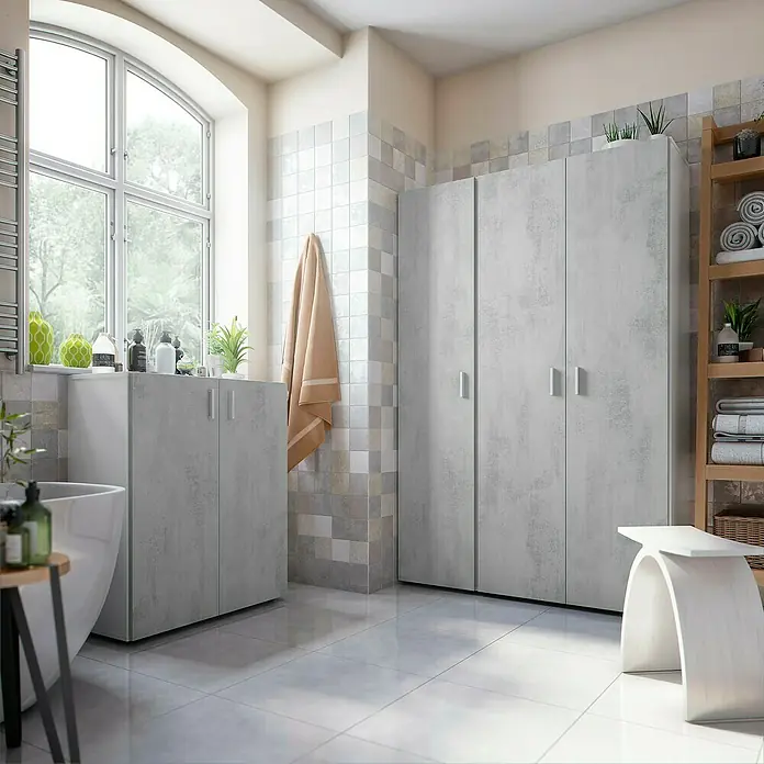 Armario multiusos de madera Tidy - L x An x Al: 37 x 41 x 182 cm, Blanco Artik/Cemento - Armarios de baño grises con efecto hormigón que ofrecen amplio almacenamiento en un baño moderno.