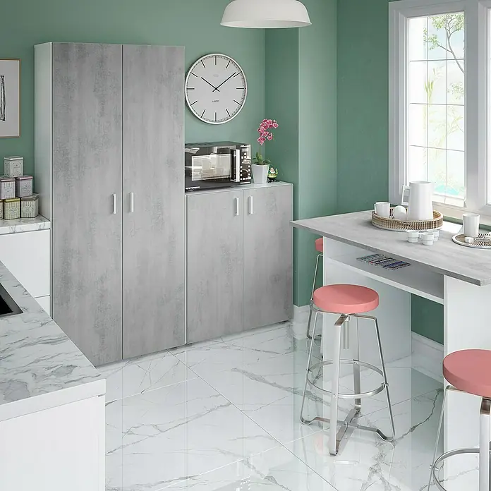 Armario multiusos de madera Tidy - L x An x Al: 37 x 80 x 182 cm, Blanco Artik/Cemento - Armarios de cocina grises con efecto hormigón, una mesa gris a juego y taburetes rosas amueblan una cocina moderna.