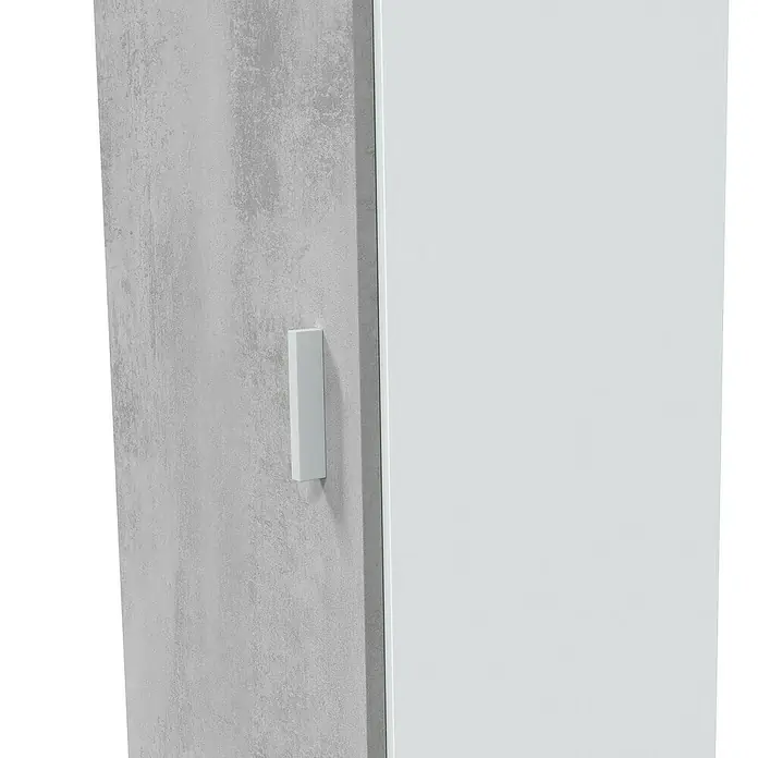 Armario multiusos de madera Tidy - L x An x Al: 37 x 41 x 182 cm, Blanco Artik/Cemento - Tirador blanco en un panel de mueble gris texturizado junto a un panel blanco liso.