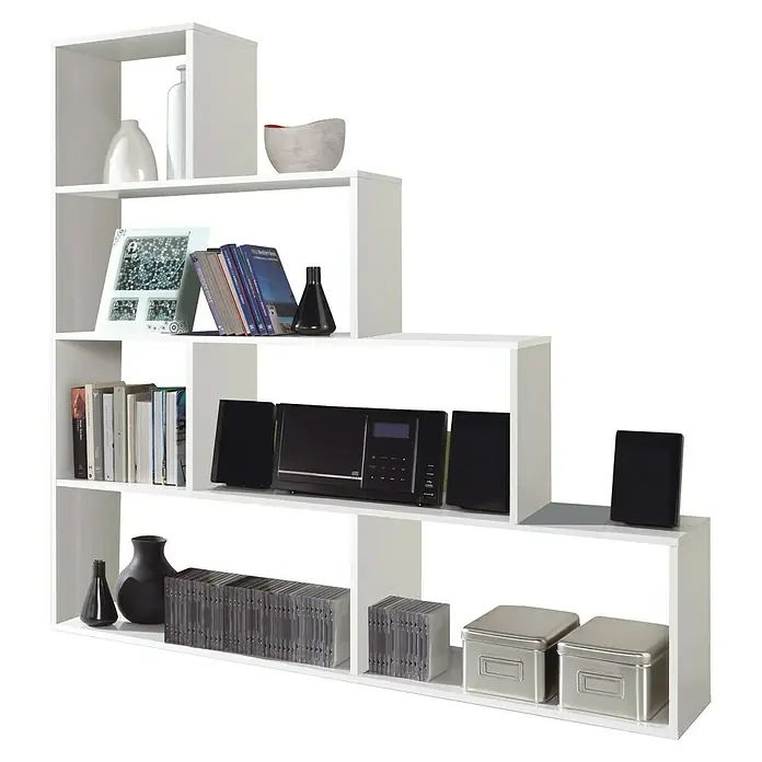 Estantería de madera Klum - L x An x Al: 29 mm x 145 cm x 145 cm, Blanco Brillo - Estantería modular blanca con varios compartimentos, llena de libros, artículos decorativos, un estéreo, CDs y cajas de almacenamiento.