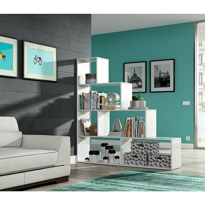 Estantería de madera Klum - L x An x Al: 29 mm x 145 cm x 145 cm, Blanco Brillo - Estantería modular blanca independiente con libros y decoración en una sala de estar moderna.