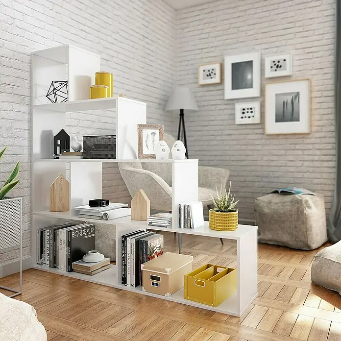 Estantería de madera Klum - L x An x Al: 29 mm x 145 cm x 145 cm, Blanco Brillo - Estantería/separador de ambientes blanco en forma de escalera con estantes abiertos, llena de libros y decoración, en un salón moderno.