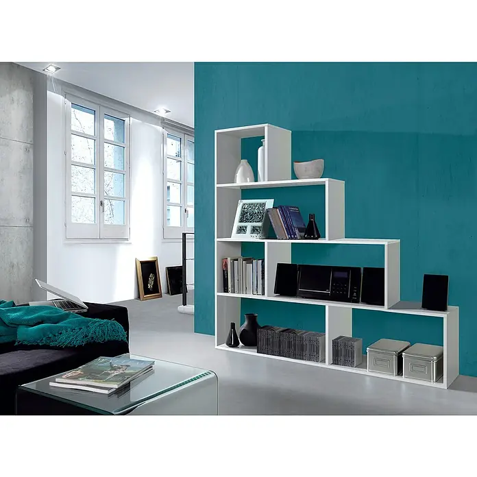 Estantería de madera Klum - L x An x Al: 29 mm x 145 cm x 145 cm, Blanco Brillo - Estantería escalonada blanca con libros, decoración y electrónica en sala de estar moderna con pared turquesa.