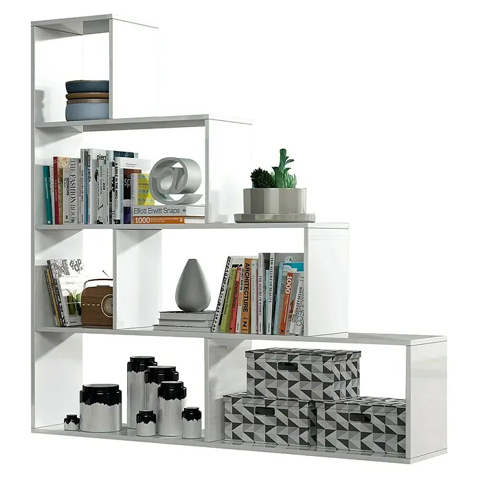 Estantería de madera Klum - L x An x Al: 29 mm x 145 cm x 145 cm, Blanco Brillo - Estantería escalonada blanca con libros, objetos decorativos y cajas de almacenamiento estampadas.