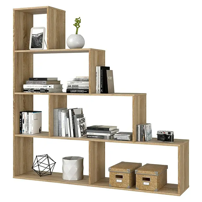 Estantería de madera Klum - L x An x Al: 29 mm x 145 cm x 145 cm, Roble Canadian - Una estantería escalonada de madera clara llena de libros, objetos decorativos, cajas de almacenamiento, un jarrón y una cámara.