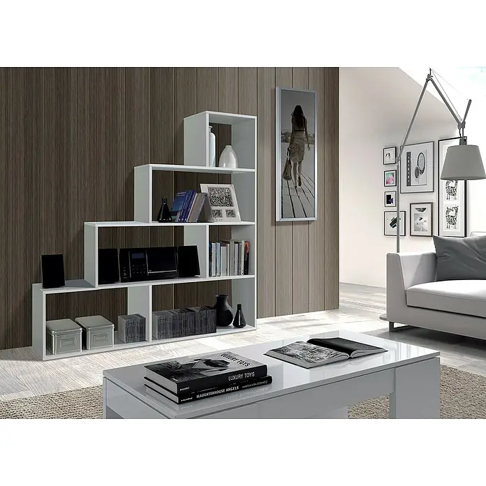 Estantería de madera Klum - L x An x Al: 29 mm x 145 cm x 145 cm, Blanco Brillo - Estantería modular blanca en un salón, con libros, decoración y aparatos electrónicos.