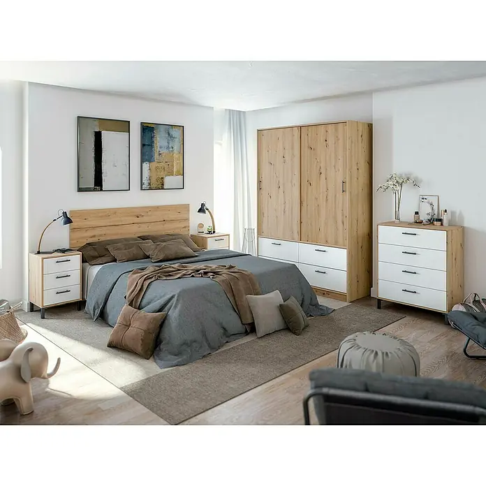 Cómoda Velvet - L x An x Al: 40 x 77,5 x 94 cm, Roble Nodi/Blanco Artik, Número de cajones: 4 ud. - Conjunto de dormitorio moderno: cama con cabecero de madera clara, mesitas de noche, armario y cómoda blancos y de madera. Con ropa de cama gris y detalles marrones.