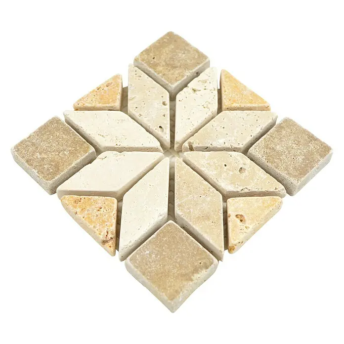 Antikmarmorfliese Dekorfliese Star D7 XND 13037 - 10 x 10 cm, Beige/Braun, Matt - Nahaufnahme eines dekorativen Mosaiks aus beigefarbenen Natursteinen in quadratischer und dreieckiger Form, angeordnet in einem sternähnlichen Muster.