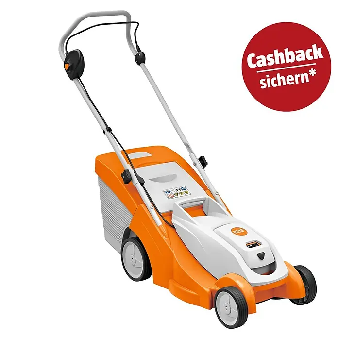 Stihl AK Akku-Rasenmäher RMA 239 - Ohne Akku, Schnittbreite: 370 mm - Ein orange-weißer Elektrorasenmäher mit grauem Griff, schwarzen Kabeln und einem roten „CASHBACK sichern“-Aufkleber.