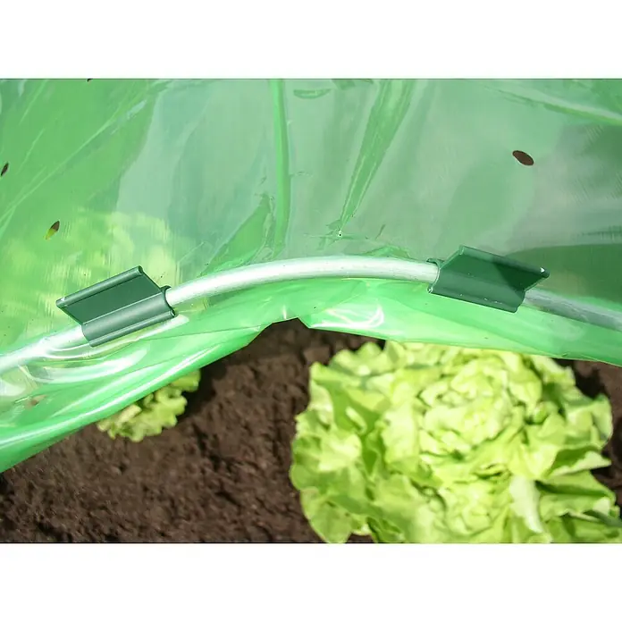 Windhager Folientunnel Komplettset XL - L x B: 10 x 1,5 m, Grün - Grüne Plastikabdeckung eines Mini-Gewächshauses mit Metallbogen und Klammern, schützt Salatpflanzen im Boden.