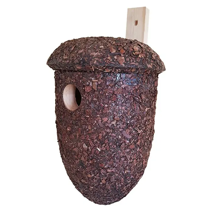 Nistkasten KG17451 - 18 x 33 x 18 cm, Holz - Ein braunes, eichelförmiges Vogelhaus mit einem kleinen Loch und einer Holzhalterung ist vor einem weißen Hintergrund platziert.