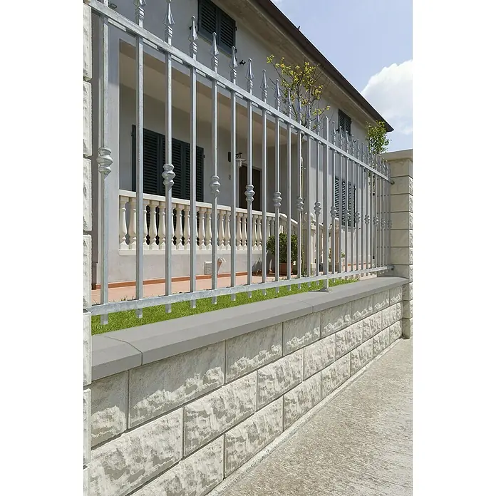 Mauerabdeckplatte - 100 x 30 cm, Naturgrau, Beton - Nahaufnahme eines grauen Metallzauns, der auf einer Mauer steht, mit einem Haus im Hintergrund. Er bietet Sicherheit und Ästhetik für das Grundstück.