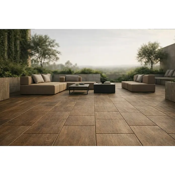 Terrassenfliese Foresta - 40 x 80 x 2 cm, Scuro, Matt - Braune Holzoptik-Terrassenfliesen auf einer Außenterrasse mit modernen Loungemöbeln.