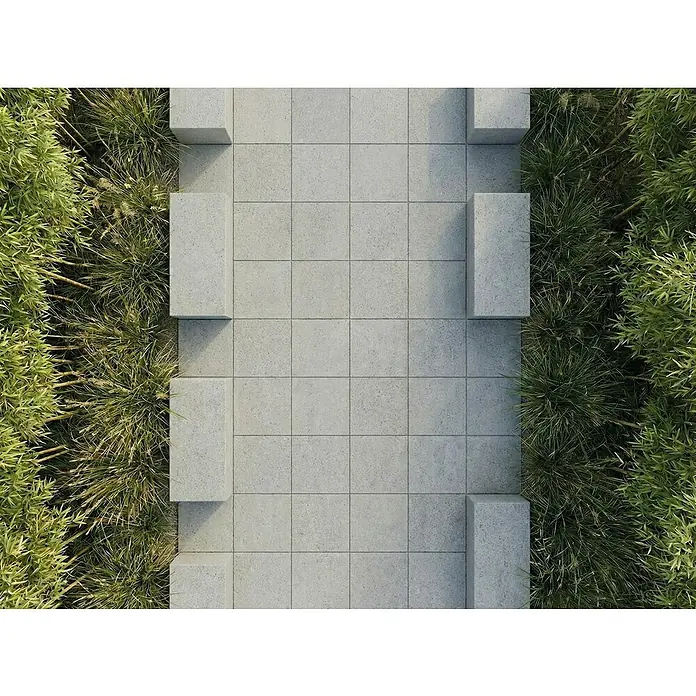 Terrassenfliese Portland - 60 x 60 x 2 cm, Londra, Matt - Grauer Steinweg aus quadratischen Pflastersteinen und erhöhten Blöcken, von üppigen Grünpflanzen gesäumt.