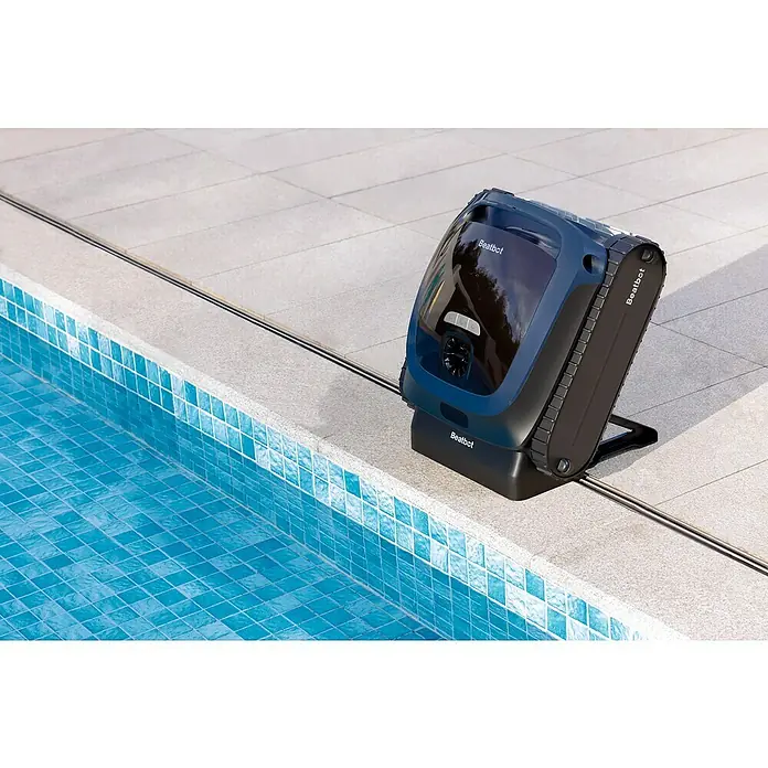 Beatbot Poolroboter AquaSense 2 - Akkubetrieben, Passend für: Pools bis 300 m² Grundfläche, Filterleistung: 20.800 l/h - Dunkelblauer und schwarzer Beatbot Roboter-Poolreiniger mit Raupenketten, am Rand eines blau gefliesten Schwimmbeckens.