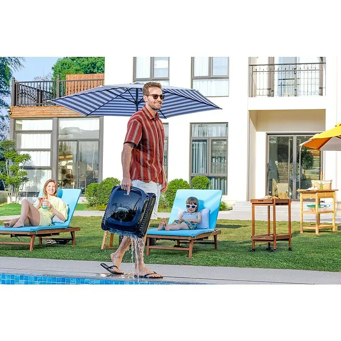 Beatbot Poolroboter AquaSense 2 - Akkubetrieben, Passend für: Pools bis 300 m² Grundfläche, Filterleistung: 20.800 l/h - Ein Mann trägt einen schwarzen Roboter-Poolreiniger, aus dem Wasser tropft, aus einem Pool.