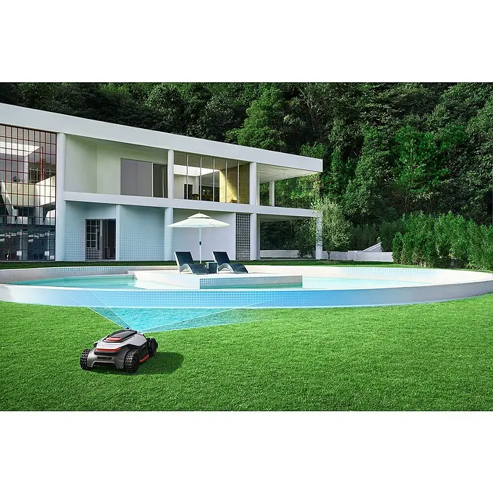 Dreame Mähroboter A3 AWD Pro 3500 - 3.500 m², Schnittbreite: 40 cm, Laser-gestützte Navigation, LiDAR - Ein grauer Mähroboter mit orangefarbenen Akzenten und schwarzen Rädern mäht autonom einen grünen Rasen neben einem modernen Haus und Pool.
