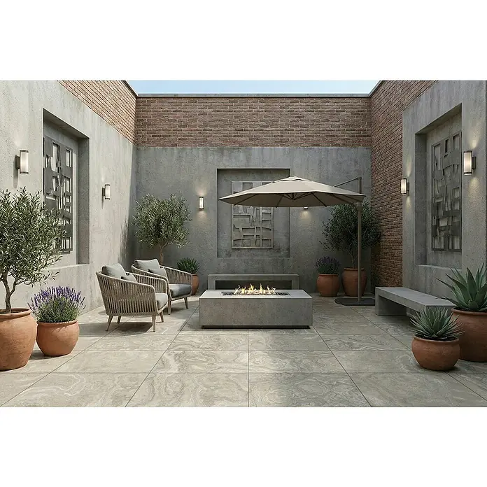 Terrassenfliese Porcea - 60 x 90 x 2 cm, Eramosa, Matt - Hellgraue, gemusterte Terrassenfliesen bilden den Boden eines modernen Außenwohnbereichs mit Sitzgelegenheiten und Feuerstelle.