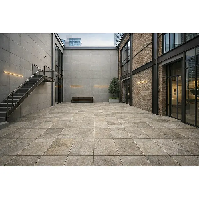 Terrassenfliese Porcea - 60 x 90 x 2 cm, Eramosa, Matt - Texturierte, großformatige Outdoor-Fliesen in Erdtönen, die einen modernen Stadtinnenhof pflastern.